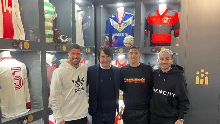 sabadovelezok's tweet photo. 👕💙 La camiseta más linda de todas, en el destinado a ser el museo más importante del mundo.

🔝 En el Legends Experience de Madrid, se expone una colección imponente y la de #Vélez se coloca entre las más destacadas.

En la foto, junto a los campeones del mundo 🇦🇷⭐️ https://t.co/W0Llly0KNR