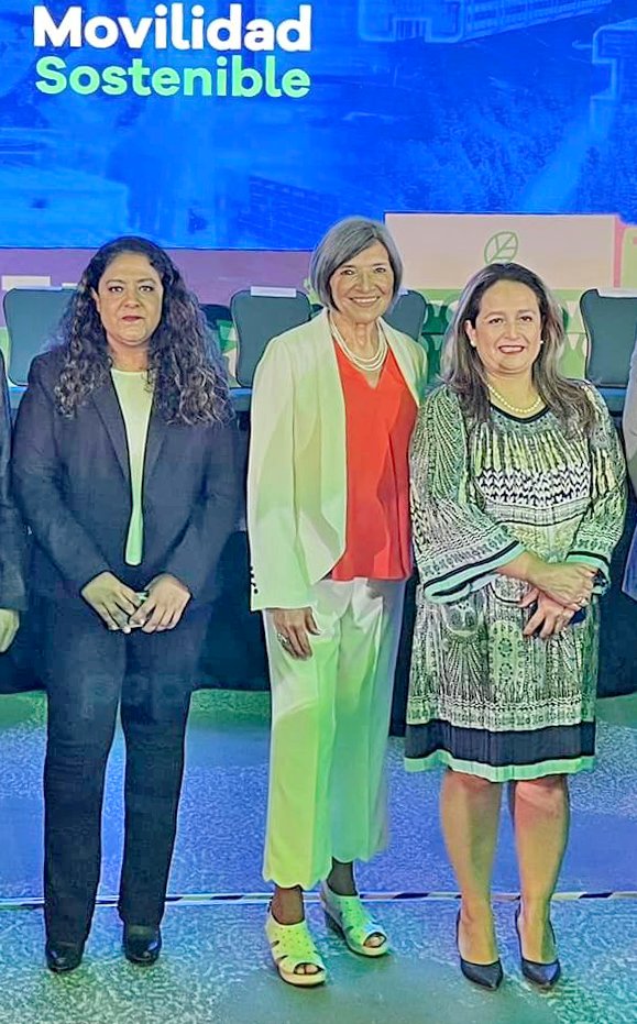 Agradecemos a Isabel Studer, Directora de <a href="/UC_AlianzaMX/">AlianzaMX</a> la invitación a nuestra directora Claudia C. Sánchez, a la cena de Honor a Líderes Latinos, en representación de nuestro presidente <a href="/MiguelACANACAR/">Miguel Ángel Martínez M</a>. Ambas participaron esta semana en el foro #MovilidadSostenible en Qro.