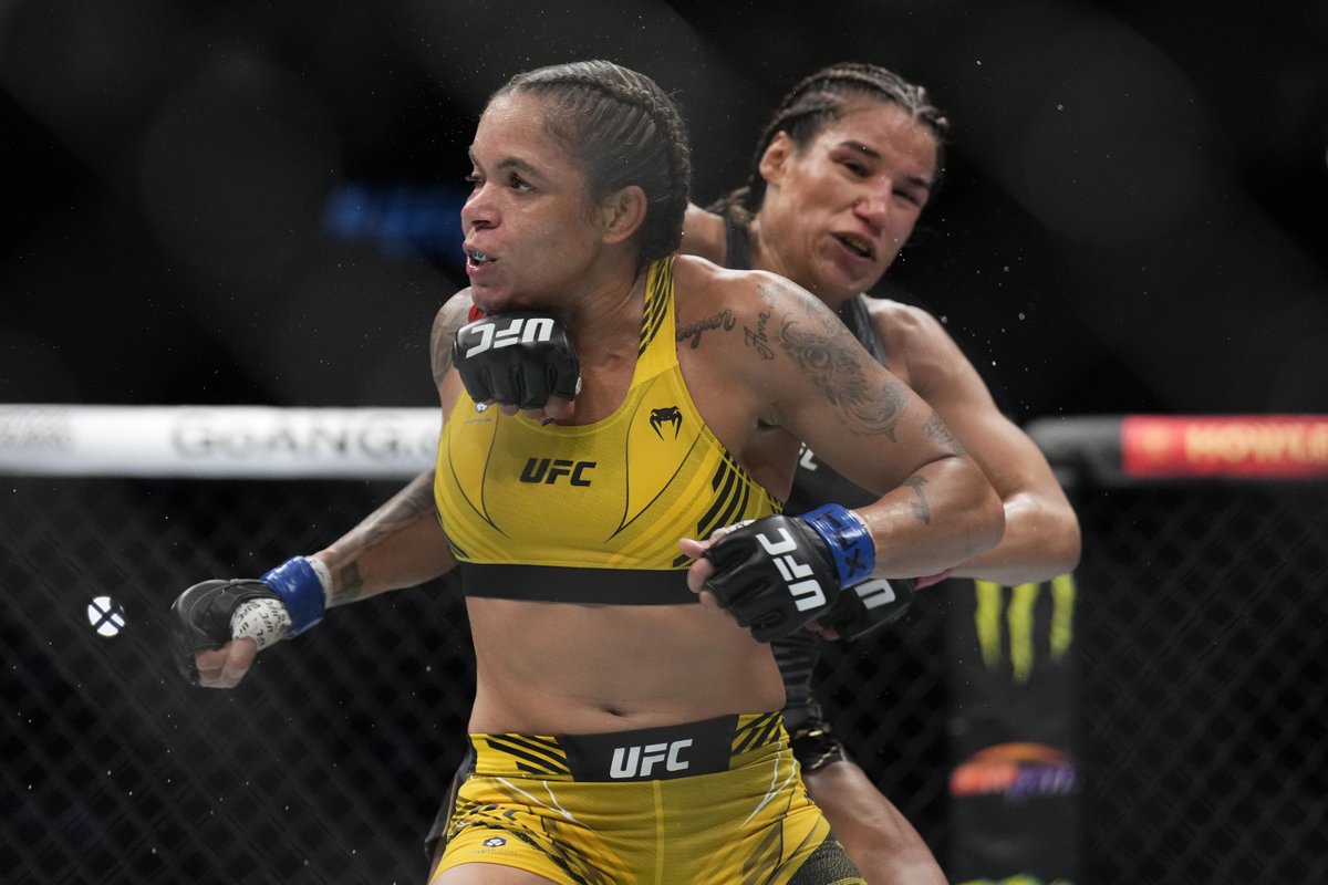 RT @mmamania: Julianna Pena suffers broken back carrying Amanda Nunes fight to #UFC289 https://t.co/XkAKyfI2cP https://t.co/tc9oXQ6Dtp