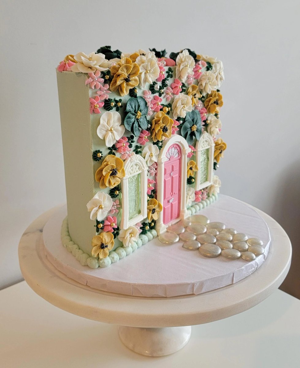 wotchers's tweet photo. #FoundOnReddit How fabulous is this decoration idea: A half cake! π
Creator: u/Green-Cockroach-8448 https://t.co/ZeJII3cdMF