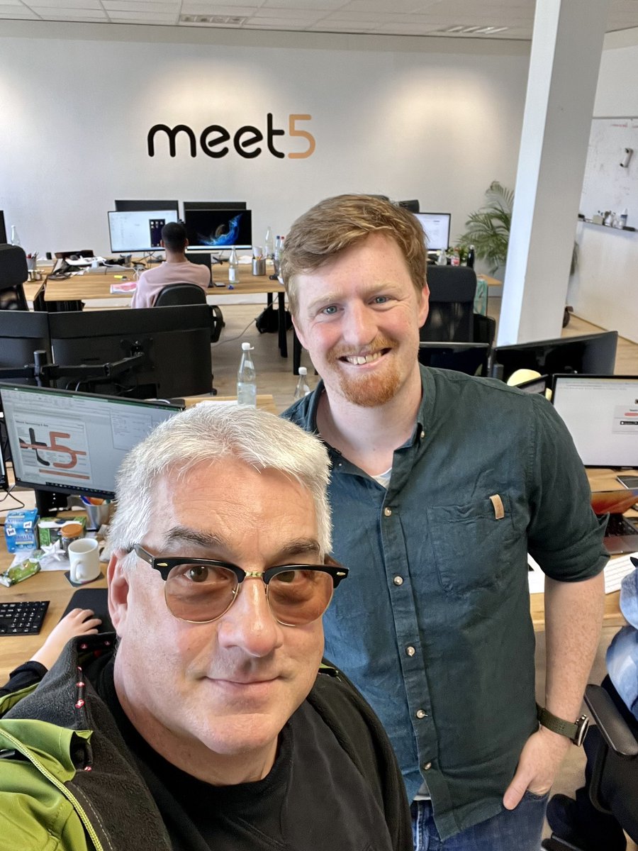 Alexander_Wild_'s tweet photo. Traf heute den super sympathischen Start-Up-Unternehmer Lukas aus Frankfurt! 🌇💼 Seine revolutionäre Kennenlern-App Meet5 verändert das Online-Dating! 😍📲 Inspirierend, energiegeladen und zukunftsweisend👍🏼🚀 #startuplife #frankfurt #innovation #feierabend https://t.co/XEDuaQwiuo