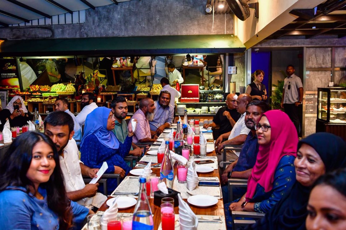 Tharaavees 1444 hosted by the UEAM, for the Employment agencies. We are thankful to have President Ibrahim Mohamed Solih, grace this evening, accompanied by the Minister of Economic development Uz. Fayyaz Ismail. <a href="/ibusolih/">Ibrahim Mohamed Solih</a> <a href="/presidencymv/">The President's Office</a> <a href="/faya_i/">Fayyaz Ismail</a> <a href="/MoEDmv/">Ministry of Economic Development and Trade</a>