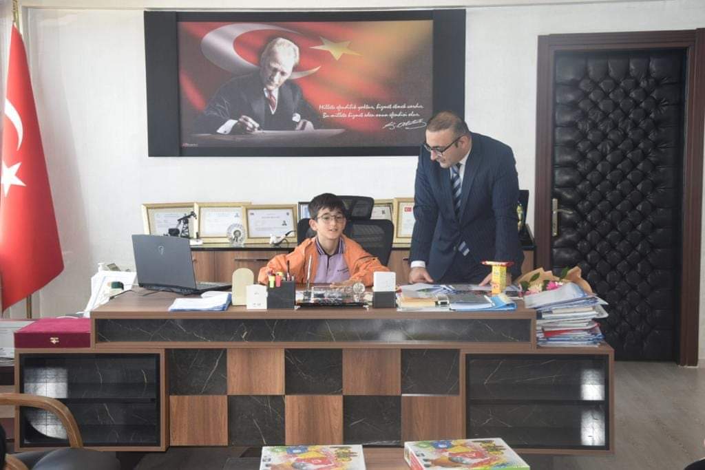 AvukatHusnu's tweet photo. Öğrencilerimiz Çınar ÇALIŞ ve Melike DİNCEL Kaymakamımız Sn. Recep HASAR'ı ziyaret ettiler. Kaymakamımız temsilen makamı öğrencilerimize devrettiler.@ayancikilcemem @Ayancikkym @sinopilmem @tcmeb https://t.co/7whwDQLEZy