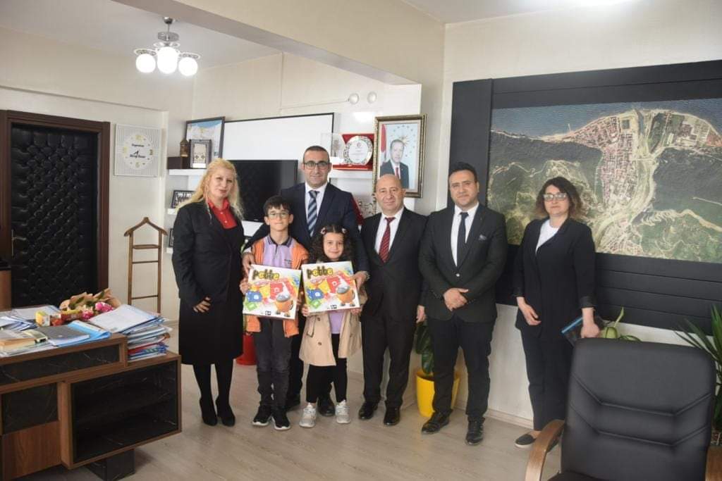 AvukatHusnu's tweet photo. Öğrencilerimiz Çınar ÇALIŞ ve Melike DİNCEL Kaymakamımız Sn. Recep HASAR'ı ziyaret ettiler. Kaymakamımız temsilen makamı öğrencilerimize devrettiler.@ayancikilcemem @Ayancikkym @sinopilmem @tcmeb https://t.co/7whwDQLEZy