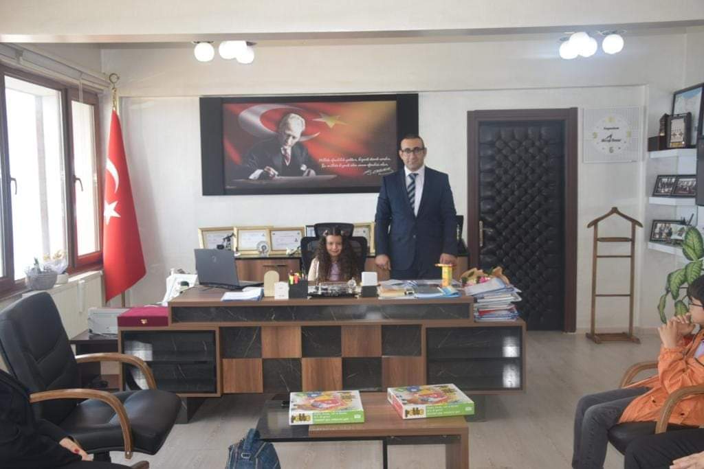 AvukatHusnu's tweet photo. Öğrencilerimiz Çınar ÇALIŞ ve Melike DİNCEL Kaymakamımız Sn. Recep HASAR'ı ziyaret ettiler. Kaymakamımız temsilen makamı öğrencilerimize devrettiler.@ayancikilcemem @Ayancikkym @sinopilmem @tcmeb https://t.co/7whwDQLEZy