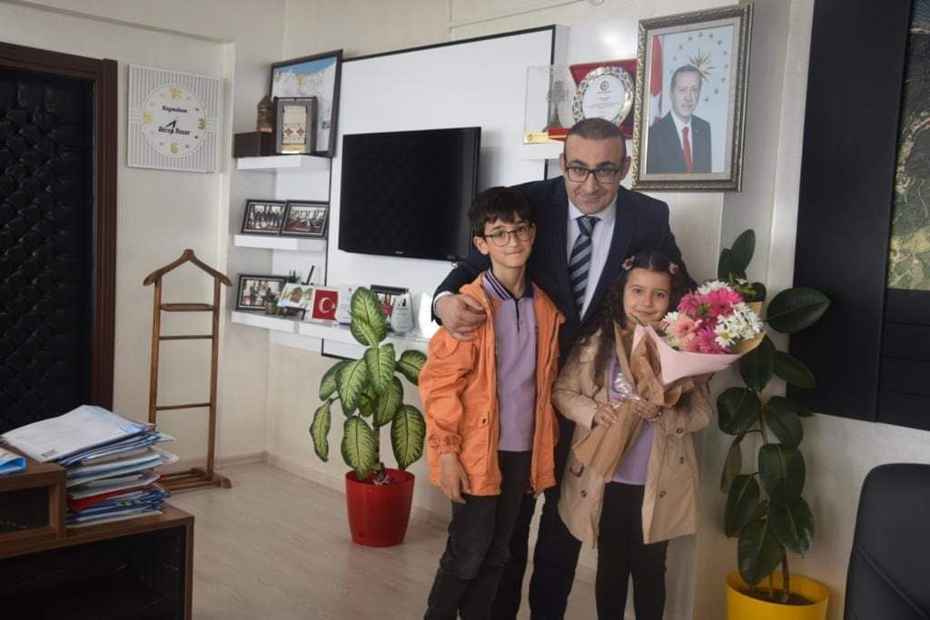 Öğrencilerimiz Çınar ÇALIŞ ve Melike DİNCEL Kaymakamımız Sn. Recep HASAR'ı ziyaret ettiler. Kaymakamımız temsilen makamı öğrencilerimize devrettiler.<a href="/ayancikilcemem/">Ayancık İlçe Millî Eğitim Müdürlüğü</a> <a href="/Ayancikkym/">T.C.Ayancık Kaymakamlığı</a> <a href="/sinopilmem/">Sinop Milli Eğitim Müdürlüğü</a> <a href="/tcmeb/">Millî Eğitim Bakanlığı</a>