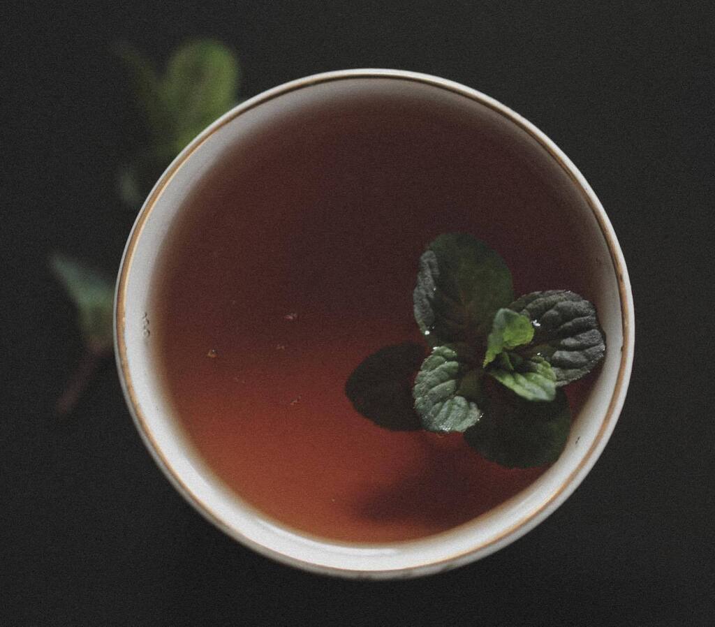 ForStrangeWomen's tweet photo. Mint Tea opens with a rush of perfectly distilled peppermint and soft overtones of sweet spearmint creating a refreshing and inspiring mood.  A soft nest of herbs, Douglas fir, and vanilla support the delicate heart of iced black tea.  Dry cocoa and orri… https://t.co/rxJlbyhCCy https://t.co/hsXJVRYfcL