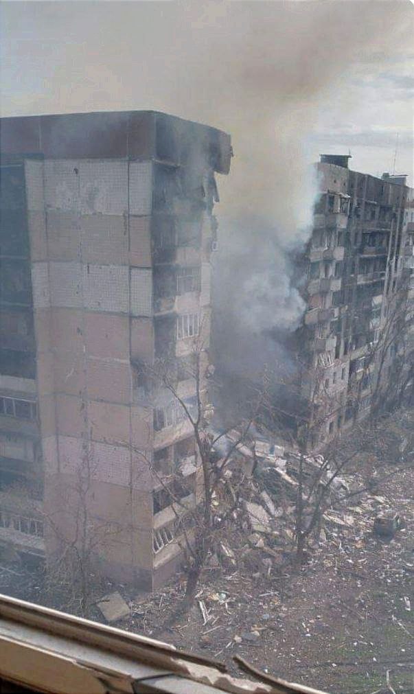 Вугледар. Росіяни скинули бомбу на багатоповерхівку