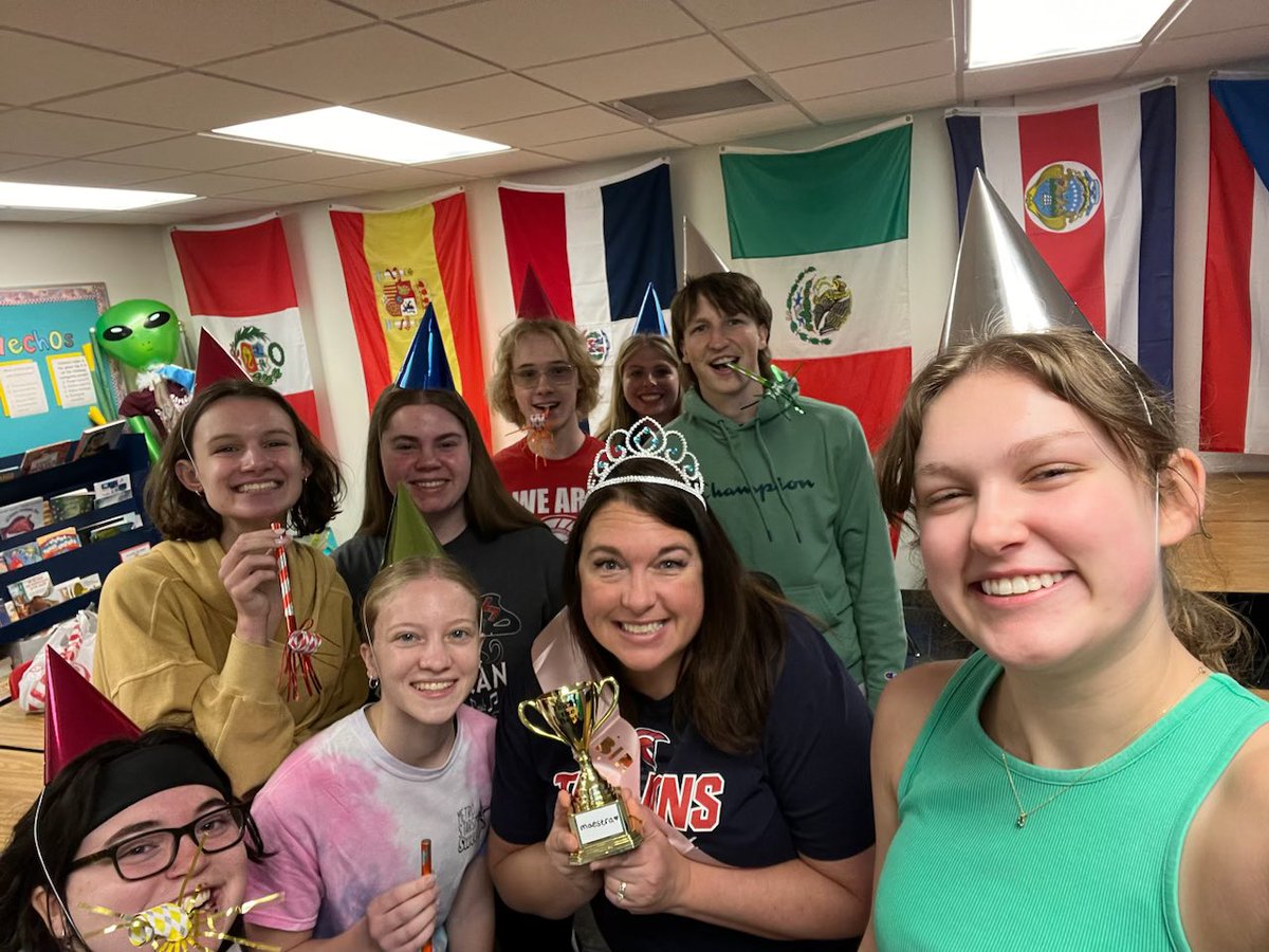 Sra_Ehrke's tweet image. You guys! 🥹🤩 #mijos #español4