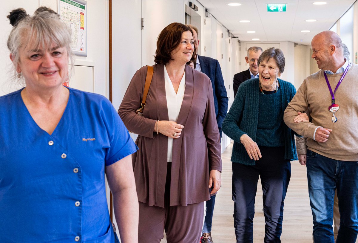 Conny Helder <a href="/ministerLZS/">ministerLZS</a> van <a href="/MinVWS/">Ministerie van VWS</a> was gisteren op werkbezoek bij Wij zijn Zuiderschans. Ze zag met eigen ogen dat de Sociale Benadering Dementie in de praktijk werkt. Uiteraard waren ook <a href="/ZayazDenBosch/">Zayaz</a> en <a href="/Butterflyeff_NL/">Butterfly Effect</a> erbij. Lees het verslag hier: vanneynsel.nl/minister-helde…
