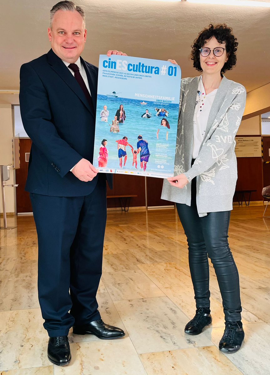 📍 Ab sofort ist die CinEScultura Familie auch in #Ingolstadt 

👆🏻Auf dem Bild: @emmasuevos und der #Oberbürgermeister Herr Scharpf mit der ersten Ausgabe von #cinEScultura #ingolstadt 

Die Mittarbeit mit @centroespanoldeingolstadt und @ingolstadt_in wird sehr spannend 🇪🇸🇩🇪