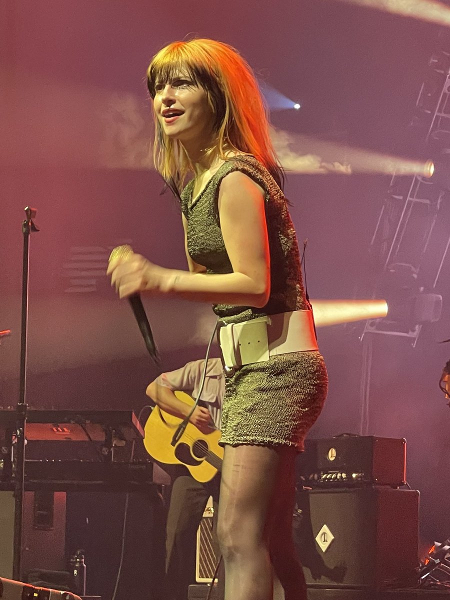 JESSlCAREED's tweet photo. some of my favourite snaps from last night… I will never get over this band #Paramore #ParamoreManchester https://t.co/lICg8qI6Qg