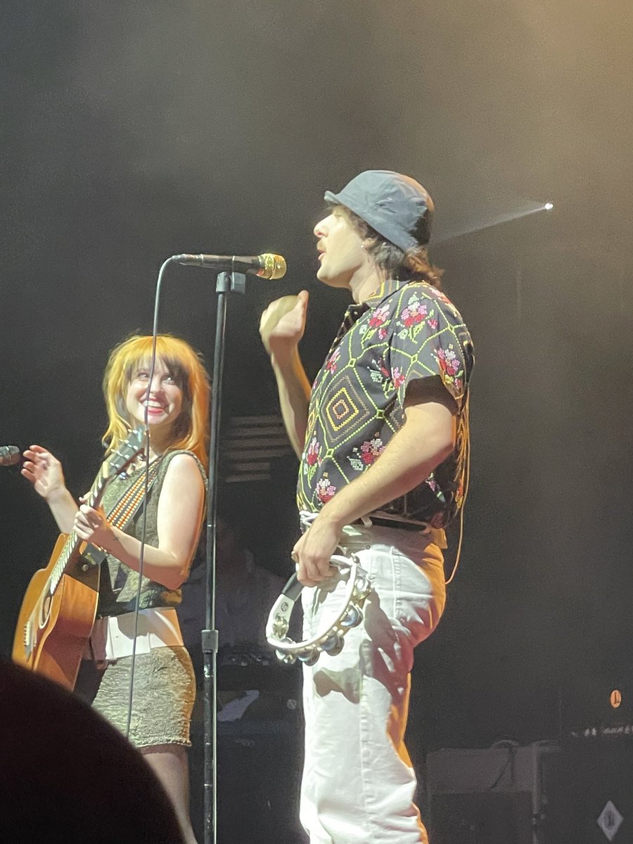 JESSlCAREED's tweet photo. some of my favourite snaps from last night… I will never get over this band #Paramore #ParamoreManchester https://t.co/lICg8qI6Qg