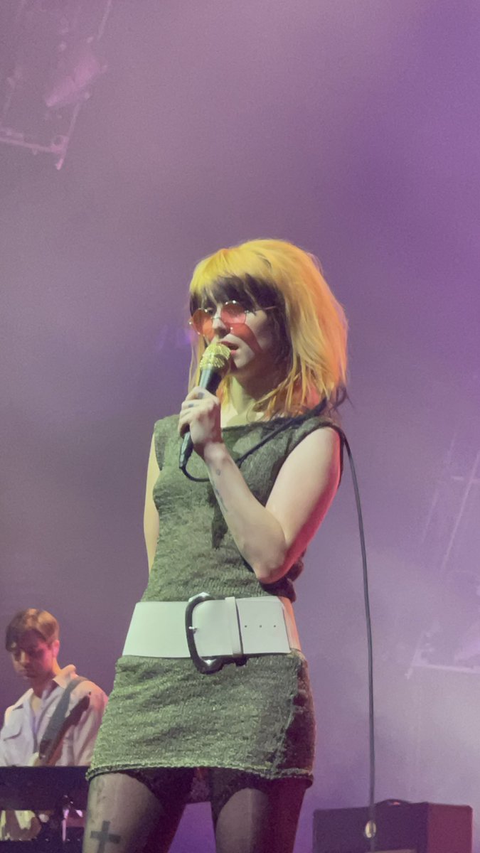 JESSlCAREED's tweet photo. some of my favourite snaps from last night… I will never get over this band #Paramore #ParamoreManchester https://t.co/lICg8qI6Qg