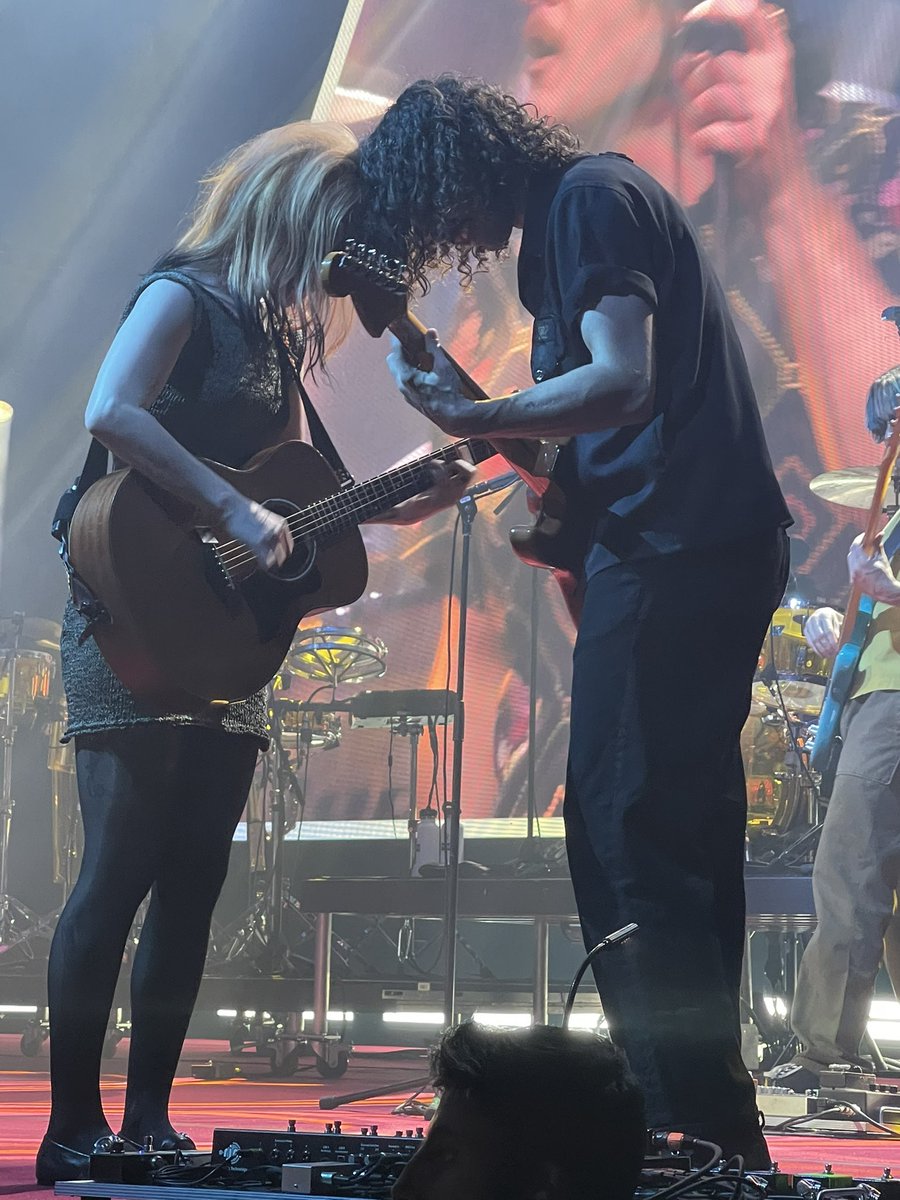 JESSlCAREED's tweet photo. some of my favourite snaps from last night… I will never get over this band #Paramore #ParamoreManchester https://t.co/lICg8qI6Qg