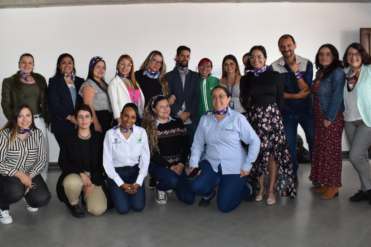 Fusoan's tweet photo. Hoy conversamos sobre #EconomíaDelCuidado con @MujeresAnt 🗣️
Reflexionamos sobre la importancia que tiene el trabajo de cuidado (en su mayoría ejercido por mujeres) para el sostenimiento de la vida, la economía y el tejido social.

¿Qué papel juega la #EconomíaSolidaria allí? 👇 https://t.co/5aCtT5opVj