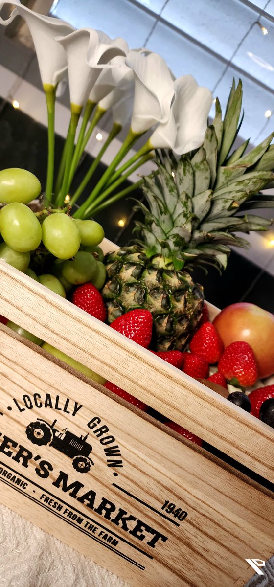 design_pac's tweet photo. Hello #designers!! Here, we show you another one of our fruit baskets that we make and have made. This was done on behalf of @Sacharyandrade  and @JoseCruzArcelay  for Sandra Colon Irizarry. It included a personalized card with a special message. 1/3 https://t.co/3s0hmucDrb