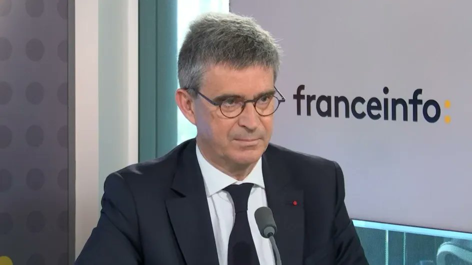 franceinfo's tweet photo. VIDÉO ▶ Bien vieillir : "On est devant un choc démographique absolument majeur" pour Bruno Angles, directeur général d'AG2R-la Mondiale

À retrouver dans L'invité éco, présenté par @isaraymond 
https://t.co/1eXXcNqoN8 https://t.co/xShT9JPRuU