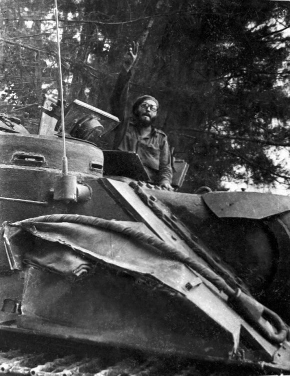 Fidel observa desde un tanque soviêtico T-34, en Playa Larga, el 17 de  abril de 1961. Foto: Prensa Latina/ Sitio Fidel Soldado de las Ideas. #PlayaGirón #GironDeVictorias <a href="/lidiav67/">Lidia Viamonte Alfon</a>