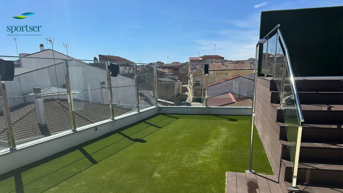 SportSer_SL's tweet photo. En las últimas semanas, nuestro equipo ha forrado de cesped artificial los cerramientos en la piscina del Hotel Gilmar en Orellana la Vieja (Badajoz) 🚤

También hemos ejecutado un pavimento de resinas de poliuretano para la cafetería.

¡Os animamos a que lo visitéis! https://t.co/3vUkVXyCNN