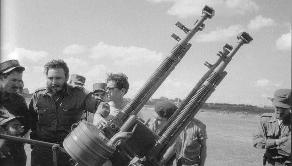 Fidel visita una brigada de la Defensa Antiaérea durante la invasión de  las tropas mercenarias dirigidas por el gobierno estadounidense a Playa  Girón, el 17 de abril de 1961. Foto: Sitio Fidel Soldado de las Ideas. #PlayaGirón #GironDeVictorias <a href="/lidiav67/">Lidia Viamonte Alfon</a>