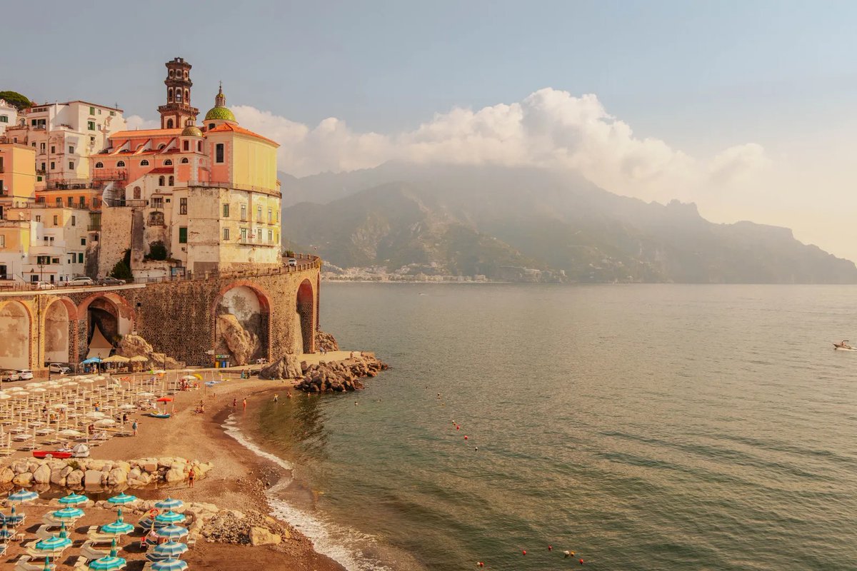 It may be one of the prettiest towns in the world, but taking too long to capture the perfect photograph here could now land you a €275 fine. trib.al/AKhhDjz
