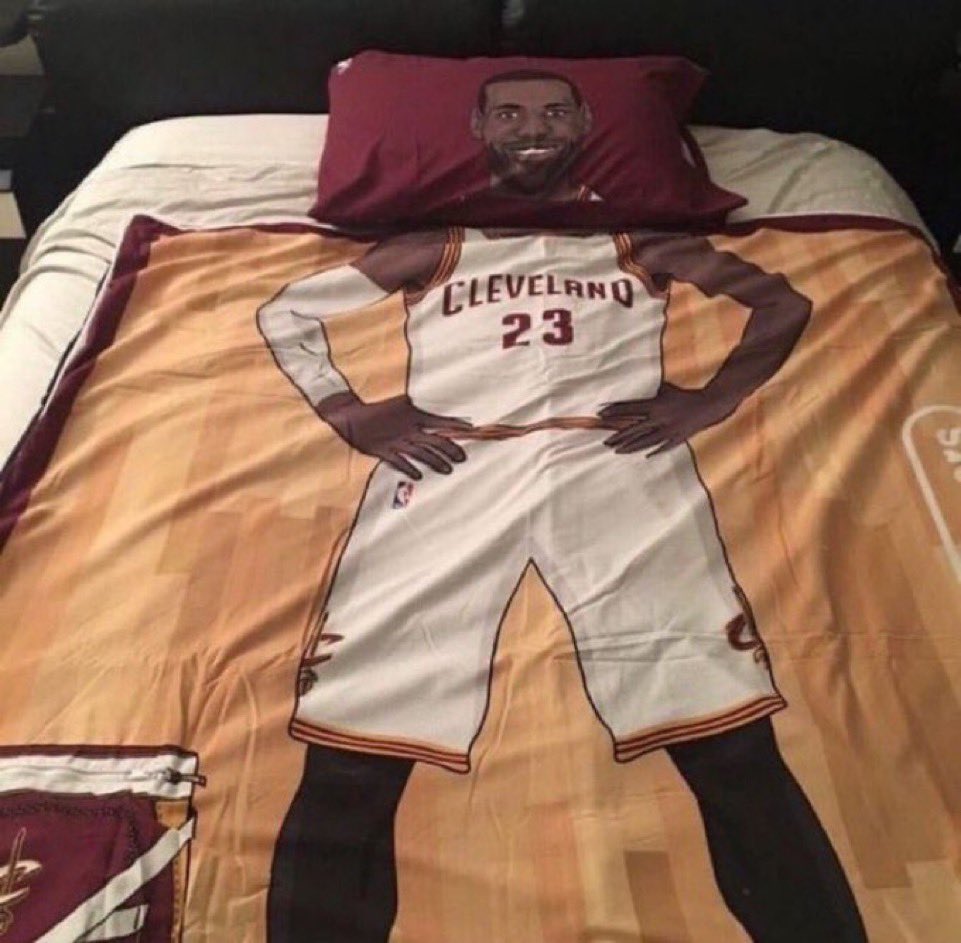 Hoopss's tweet photo. @ someone who would sleep in this bed https://t.co/BhKsJnW5tY