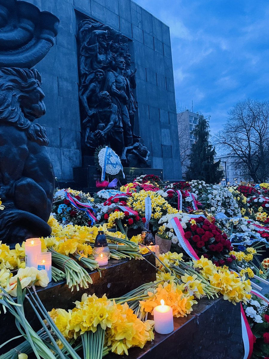 80 years ago, on this day, the #WarsawGhettoUprising began.

Today we commemorate the Jewish people imprisoned in Warsaw’s #ghetto, who stood and fought German occupiers.

#Daffodils symbolize memory and hope.

#WeRememberTogether #ŁączyNasPamięć 
#Warsaw 
#Poland 
#AkcjaŻonkile