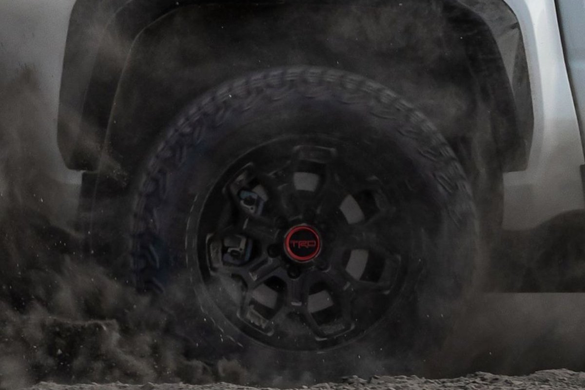 Another week, another set of 2024 Toyota Tacoma teasers, with these ones showing the TRD Pro's disc brakes and Fox shocks.
#2024toyota #2024toyotatacoma #newtoyotatacoma #News #Tacoma #ToyotaTacoma #trailhunter #trdpro

tfltruck.com/2023/04/2024-t…