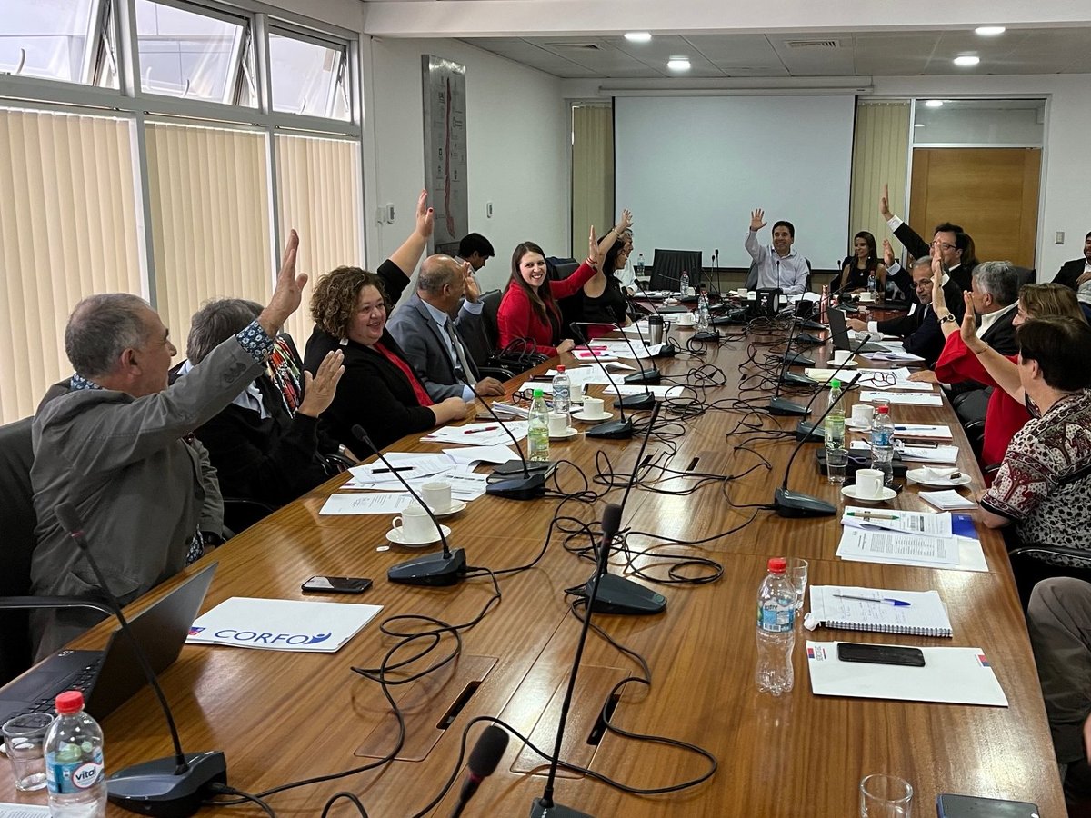 CorfoAtacama's tweet photo. El Comité Desarrollo Productivo (CDP) Atacama, presidido por el Gobernador @mvargasatacama, realizó su 2° sesión, junto a actores públicos y privados de la región, donde se definieron ejes estratégicos y el marco presupuestario para el apoyo al fomento productivo y la innovación. https://t.co/57QM0cJuhZ