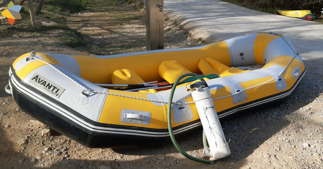 VacasNume_blog's tweet photo. El término #rafting viene de la palabra inglesa raft, que significa balsa. Ese es el elemento principal para esta actividad. Bueno, la balsa y un río, que en tierra no es lo mismo 😅 Más info en el blog, link en la bio 

#Cabriel #familiasnumerosas #viajarconniños #travelblog https://t.co/A514F32hme