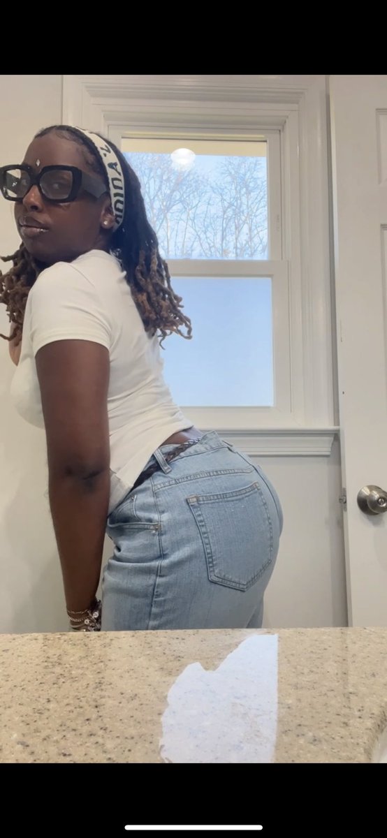 asiag_____'s tweet photo. heard she got a pretty face and stand up like a stallion https://t.co/i8fV6L7uDs
