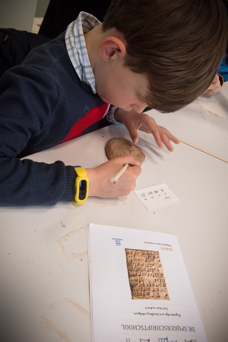 assyr_u's tweet photo. The importance of learning cuneiform at an early age! With ⁦@MirkoSurdi⁩ and ⁦@akkadicat⁩ ⁦@ugent⁩’s children’s university #alumnidag https://t.co/iLtfnFOims