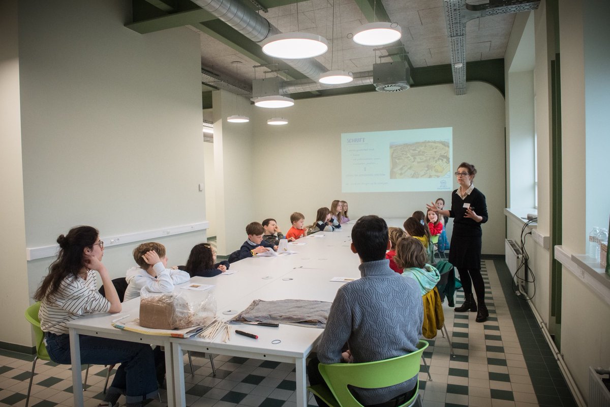 assyr_u's tweet photo. The importance of learning cuneiform at an early age! With ⁦@MirkoSurdi⁩ and ⁦@akkadicat⁩ ⁦@ugent⁩’s children’s university #alumnidag https://t.co/iLtfnFOims