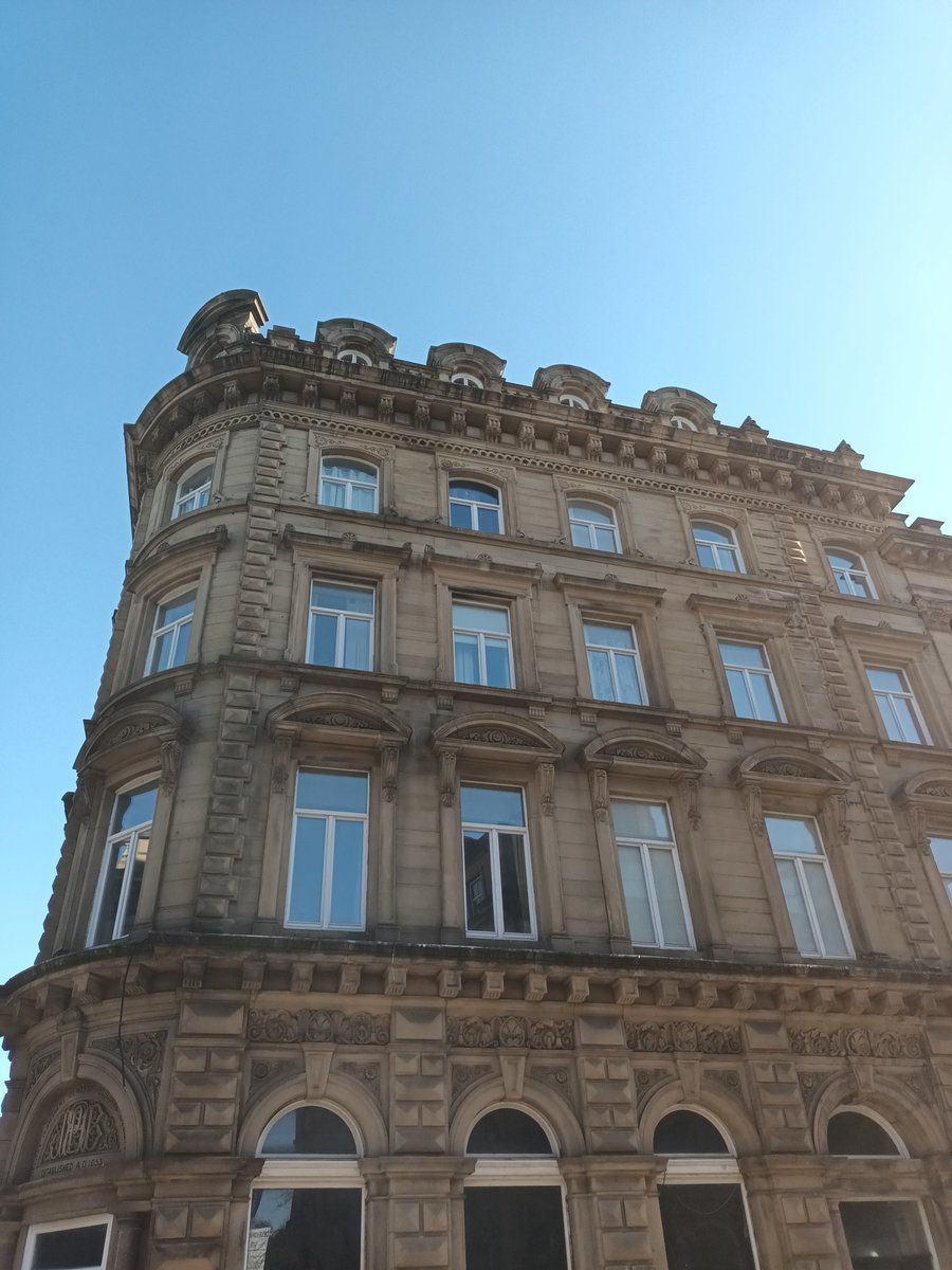 #BlueSkies & #sunshine today! Still a bit chilly though #Glorious #LookUp #Halifax #Calderdale #Yorkshire #WestYorkshire #PieceHall #TownHall #PrincessBuildings #EmptyBuilding #Architecture #HistoricalBuildings #HomeTown #Appreciate #GodsOwnCounty