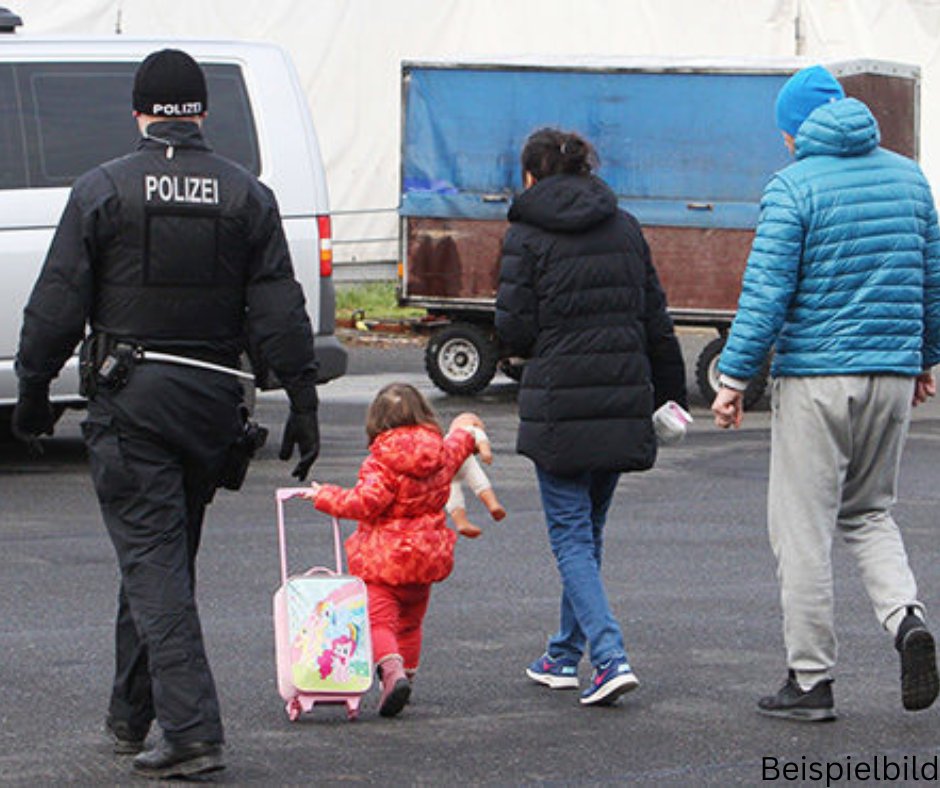 Während heute in Darmstadt der kurdische Verein von der Polizei gestürmt wurde, Wohnungen im Umland durchsucht wurden, 2 Personen in Gewahrsam genommen wurden &amp; die Abschiebung eines kurd Aktivisten aus Kassel verhindert werden konnte, fand im Norden eine Abschiebung statt. 1/4