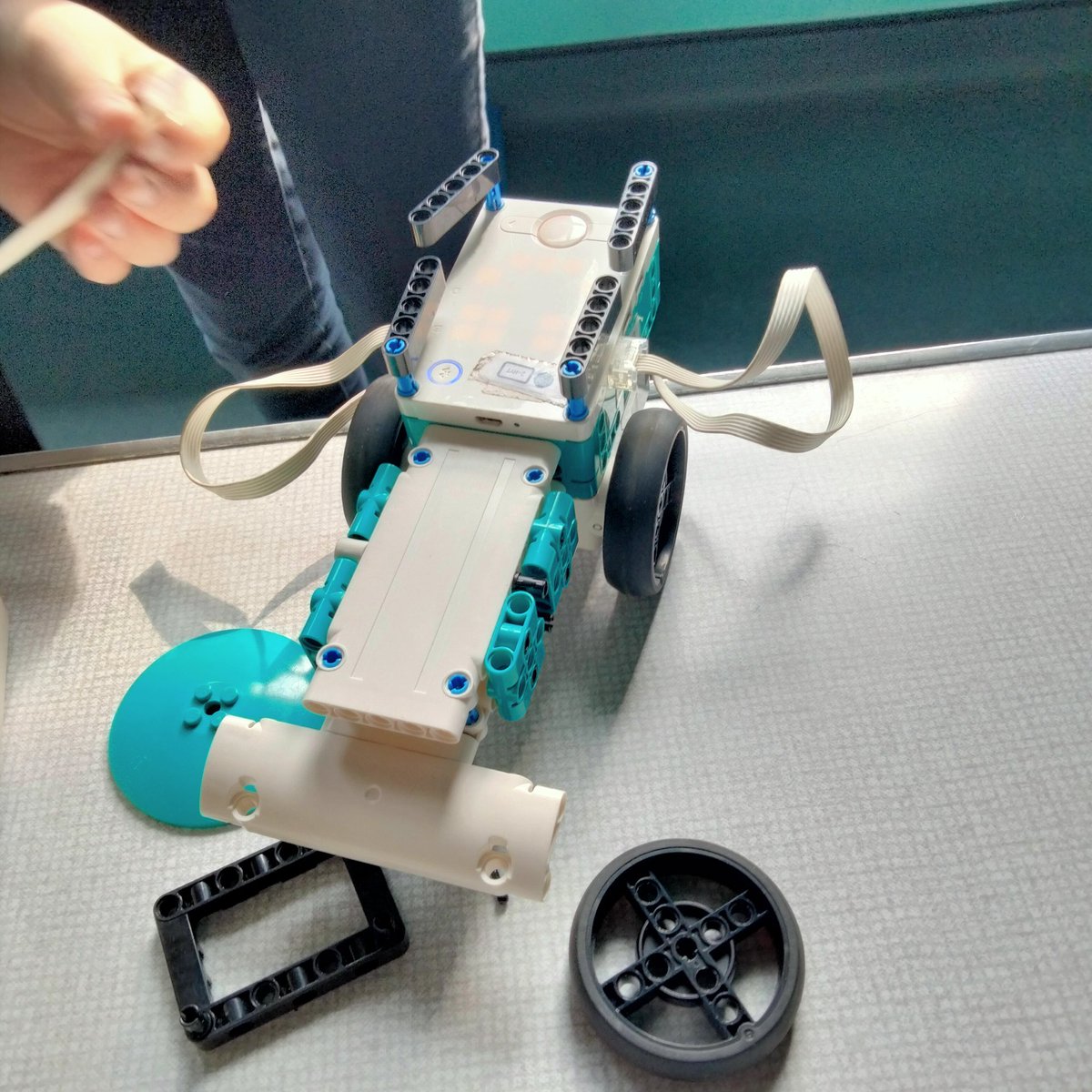 ovpsdosbarth14's tweet photo. This morning we had a fantastic time building and programming robots. @OgmoreP https://t.co/uxNMNLPFXE