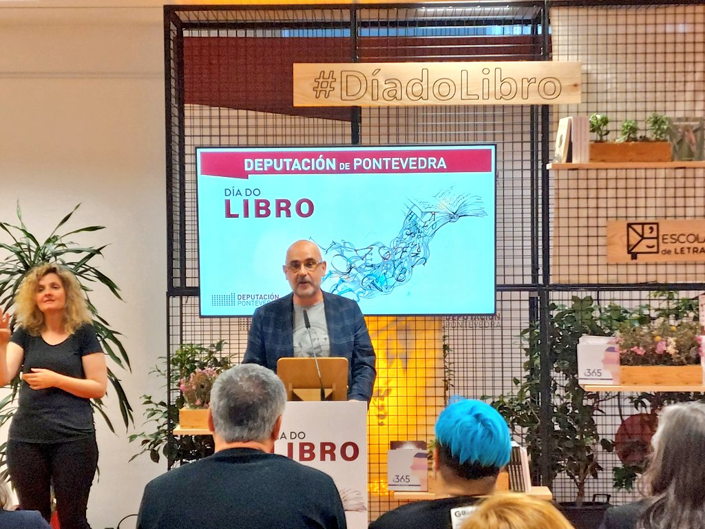 📚 #DíadoLibro

Francisco Castro @chamademesimbad, director da <a href="/escoladeletras/">Escoladeletras</a> destaca que este é un acto de amor e engade: "As alumnas e alumnos que participaron nos cursos son oficialmente autoras e autores ao figurar nun libro que se venderá en todas as librarías de Galicia”