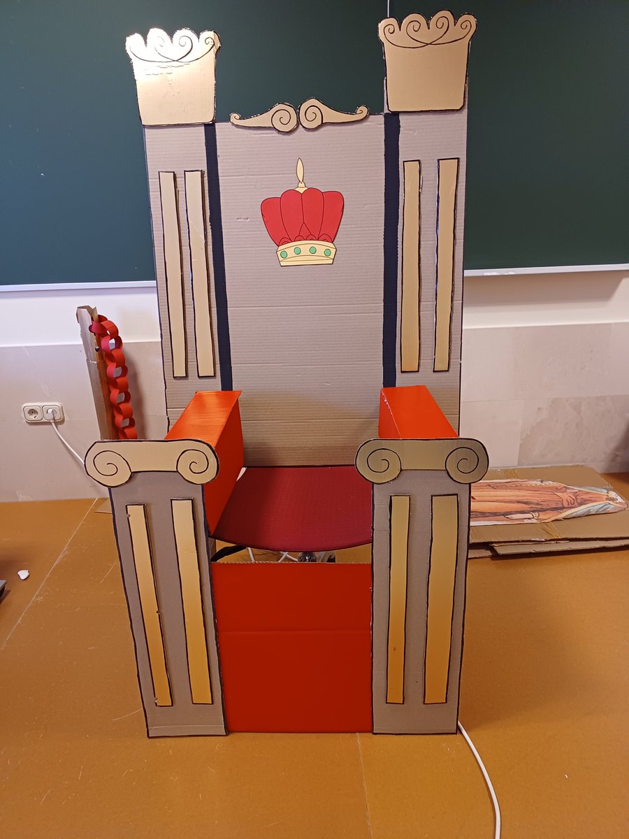 Paolausal's tweet photo. Hemos tenido que hacer algunos arreglos en el trono pero ya está listo para la visita de los escolares.
#RecursosCCSS #DCSUVA #Primaria3EUMZA https://t.co/28Ej3GkvW5
