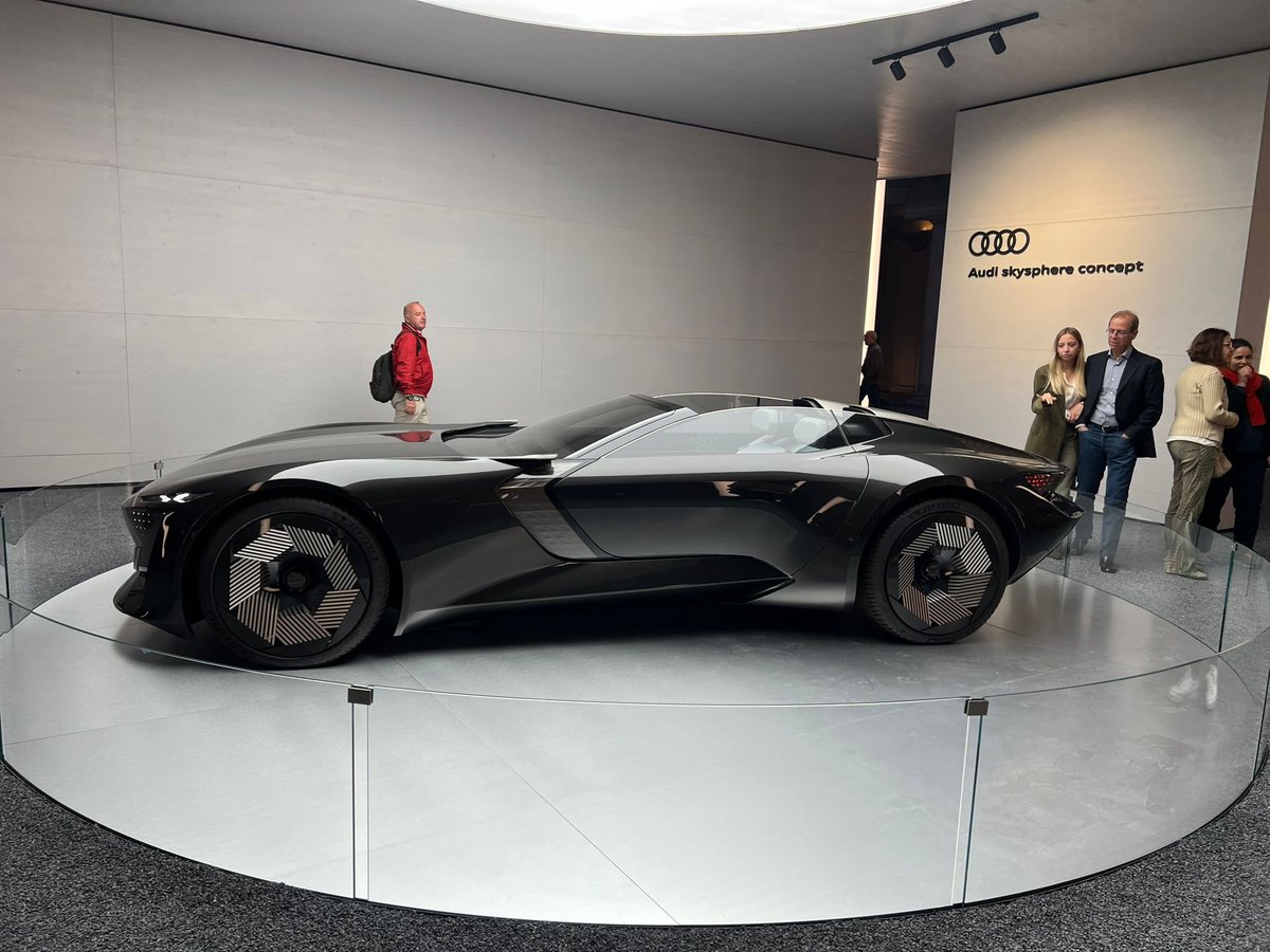 ArtleverA's tweet photo. Milano Audi , skysphere concept . Milano portrait hotel . #audi #portraithotel #milanodesignweek https://t.co/sNe261kxIg