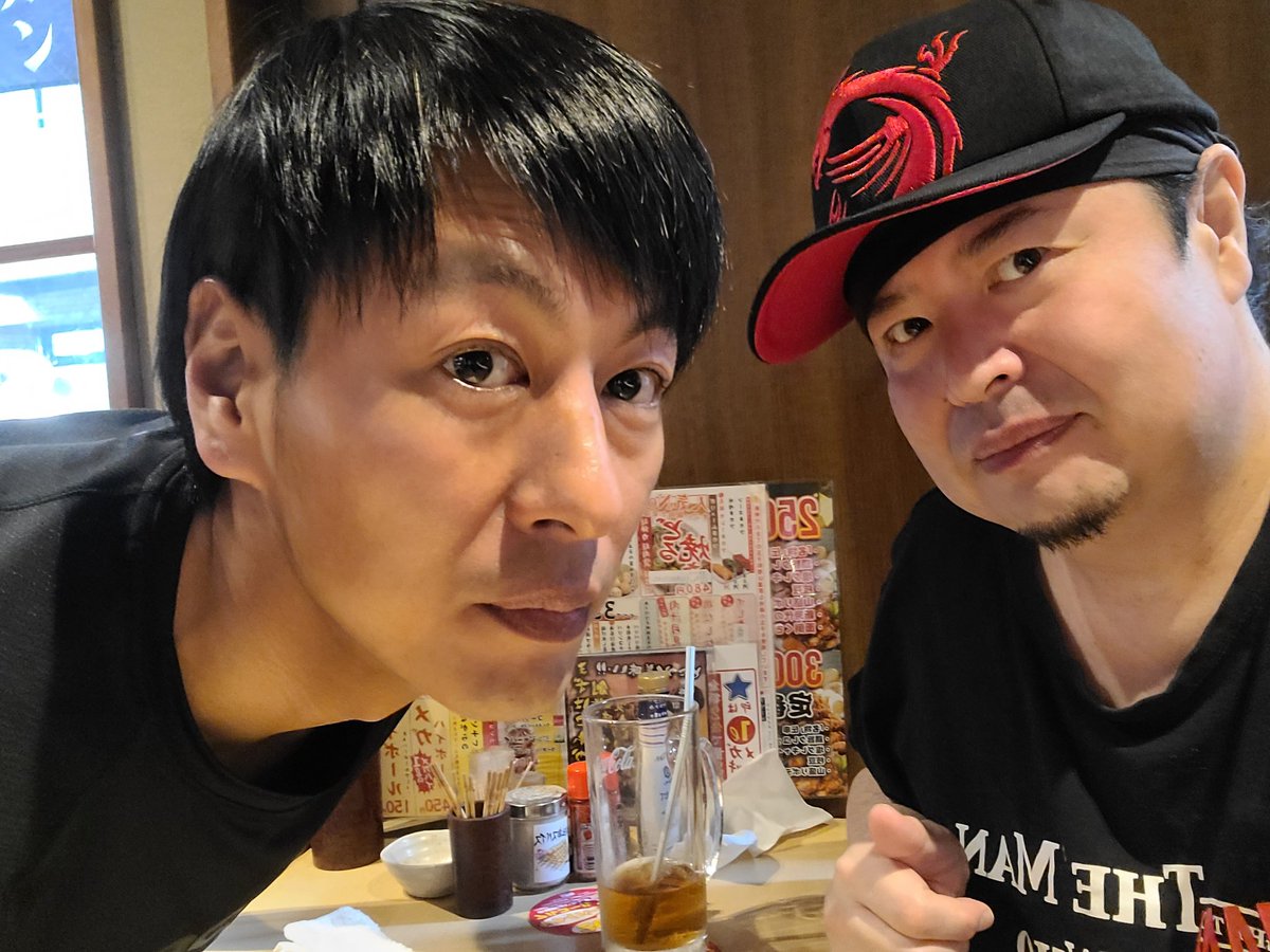 megakaanel's tweet photo. 半年ぶりの大ちゃんとお仕事を兼ねて晩飯会
アキバの新時代へ
大ちゃんヘベレケw
送り届けて、ゆなドワンに会い　にアキバギルドへ
MIXもNLHも普段やらない+レイトでほぼワンハンw
アフターはイライジャ氏と初の箱庭へ
仁さんも加わって大騒ぎ😆

#新時代
#AkibaGuild
#MIX
#NLH https://t.co/hjp4mzV5s7