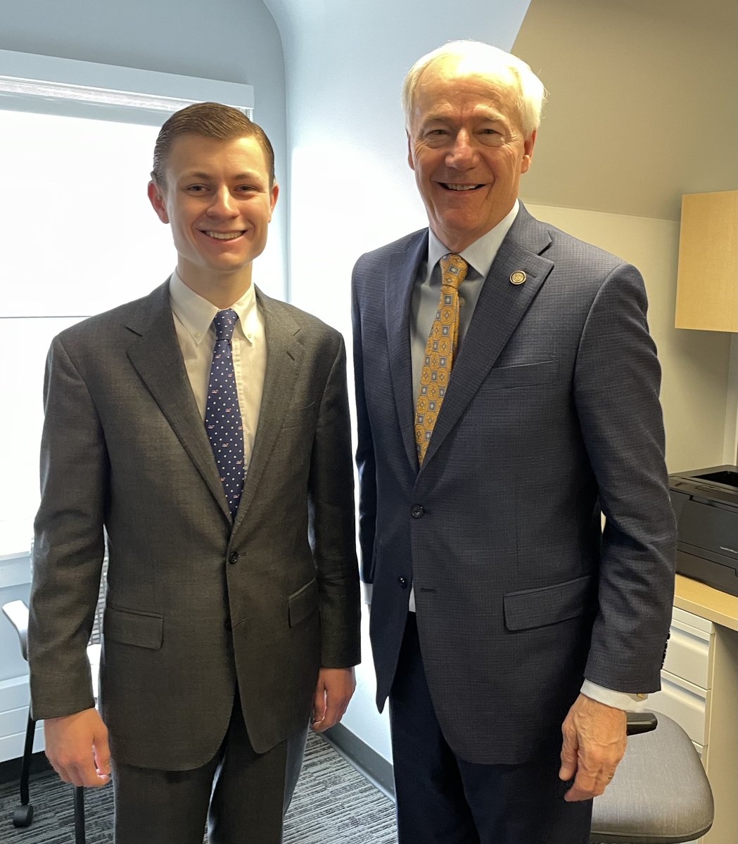 DeclanMHurley's tweet photo. Fun to meet with two-term Arkansas Governor @AsaHutchinson, a 2024 presidential candidate, at the University of Chicago. https://t.co/N6zM7yJiW0