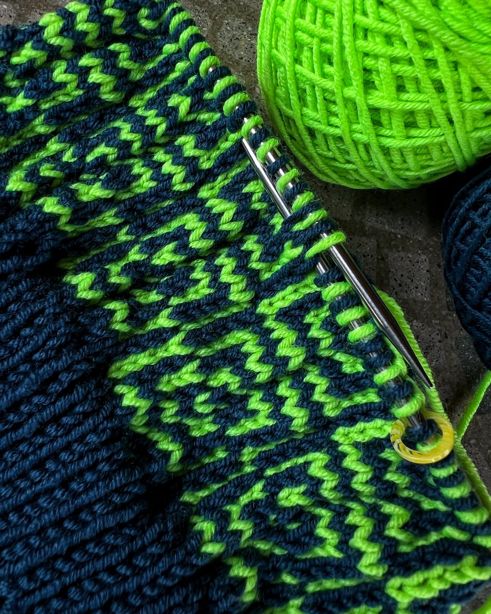 Petirrojo57's tweet image. Going from grayscale to dayglo and another cool #strandedcolorwork motif to #knit from #AndreaRangel’s #AlterKnitStitchingPatterns