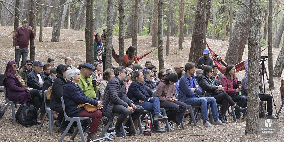 IdCanelones's tweet photo. 🟡En el parque Roosevelt se realizó un homenaje al sacerdote jesuita Luis "Perico" Pérez Aguirre, en el marco de un nuevo aniversario de su natalicio, organizado por la Intendencia de #Canelones, la Red de Amigos de Pérez Aguirre y el Municipio de Paso Carrasco.

🗞️Nota ➡️ https://t.co/tRCKpjXS0l
