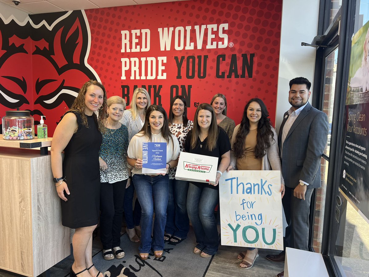 allisoncmunn's tweet photo. - our @SignatureBank team had a great visit w/ @unitedwaynea today! We love UW &amp; we’re proud to have had 100% participation from our staff in their annual giving campaign. 

Everyone either elected for payroll deductions or made a one-time gift - making us Platinum Partners 🤝🏼 https://t.co/61ZpvCxt2Y