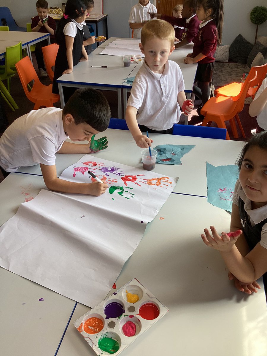 Eastwardprimary's tweet photo. 1P had a great time learning how to count in 5’s during maths. In groups they made handprints all the way to 100! 🎨✨#creativityinmaths #teamwork https://t.co/k9PUSKcjNO