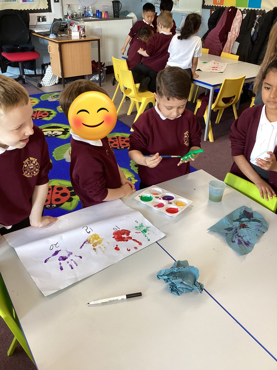 Eastwardprimary's tweet photo. 1P had a great time learning how to count in 5’s during maths. In groups they made handprints all the way to 100! 🎨✨#creativityinmaths #teamwork https://t.co/k9PUSKcjNO