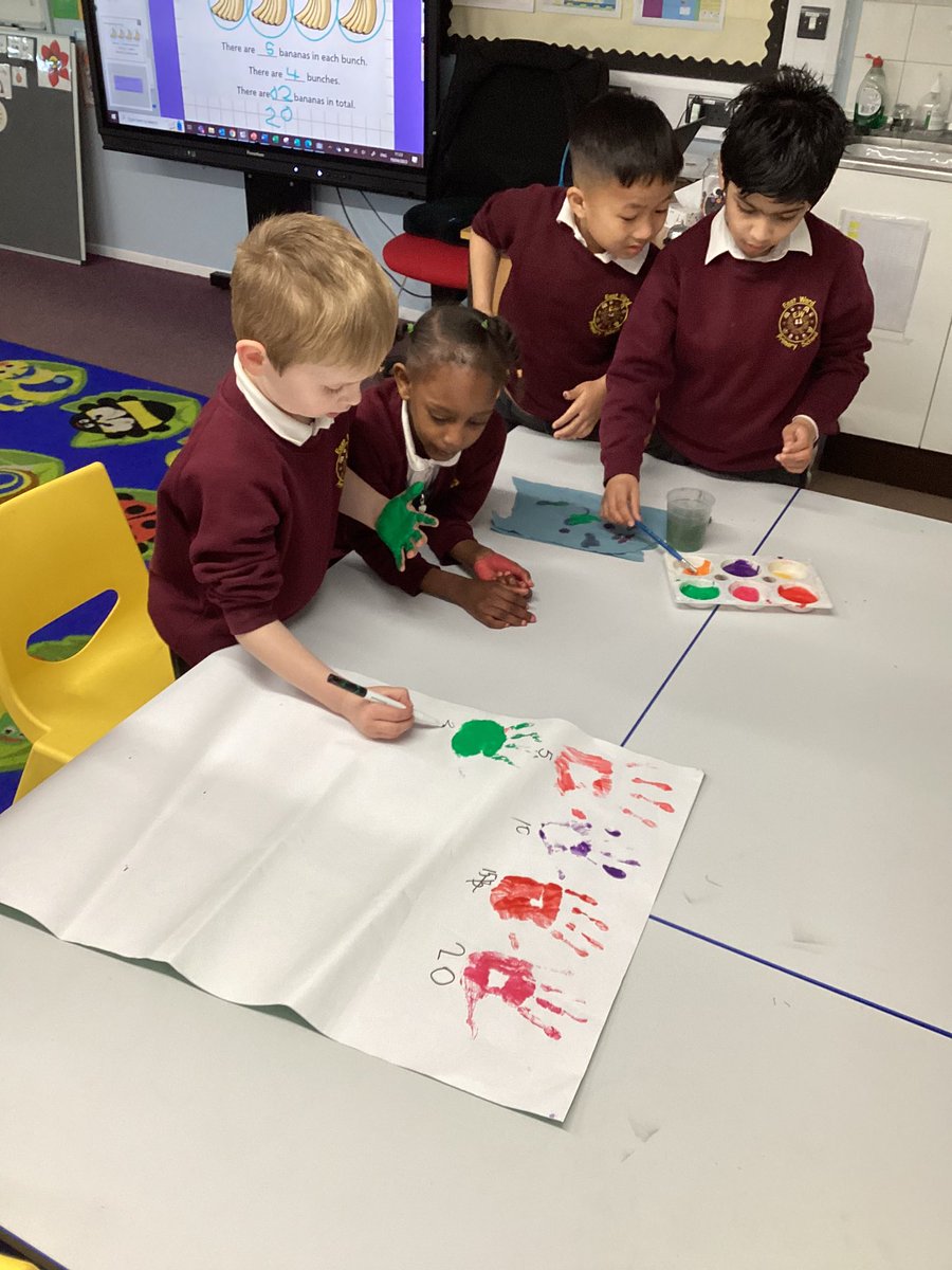 Eastwardprimary's tweet photo. 1P had a great time learning how to count in 5’s during maths. In groups they made handprints all the way to 100! 🎨✨#creativityinmaths #teamwork https://t.co/k9PUSKcjNO