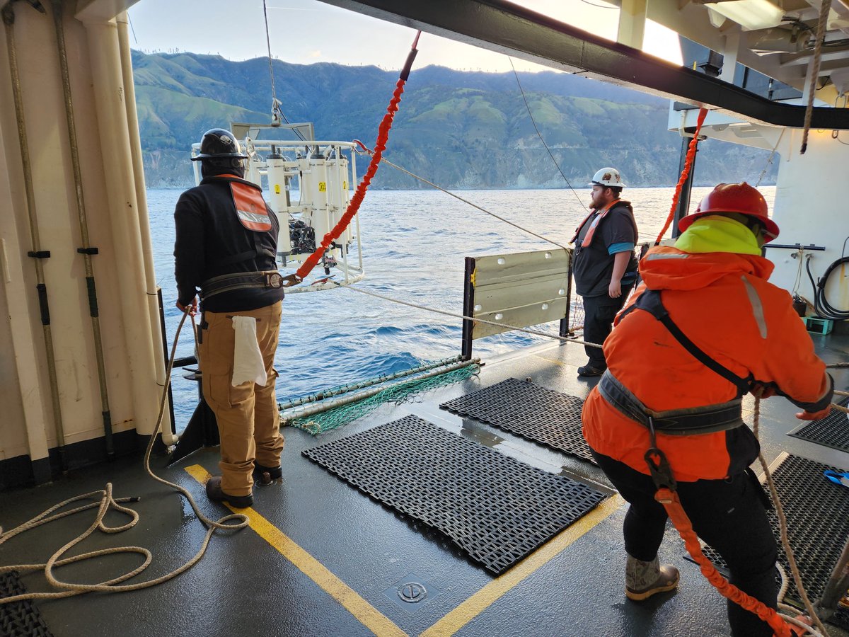 calcofi's tweet photo. What a beautiful morning, at station 70 51 south of #PointSur
Everyone enioys the land view
#Upwelling occurs here -> colder water than we're used to
We didn't have a #chlorophyll peak here making #plankton preservation quicker because it was less green
#CalCOFI #NOAA #SIO https://t.co/gNsUQ0yD3c