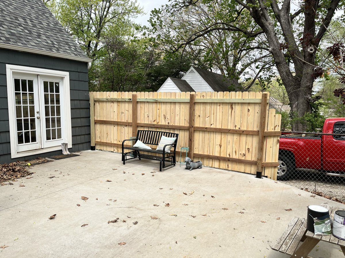 9367LLC's tweet photo. Finished up a fence for a customer this morning! First two pics are the new fence, last 2 are the before pics! Let us know if you need a fence! #smallbusiness #newfence #woodworking https://t.co/vXsyzenqMP